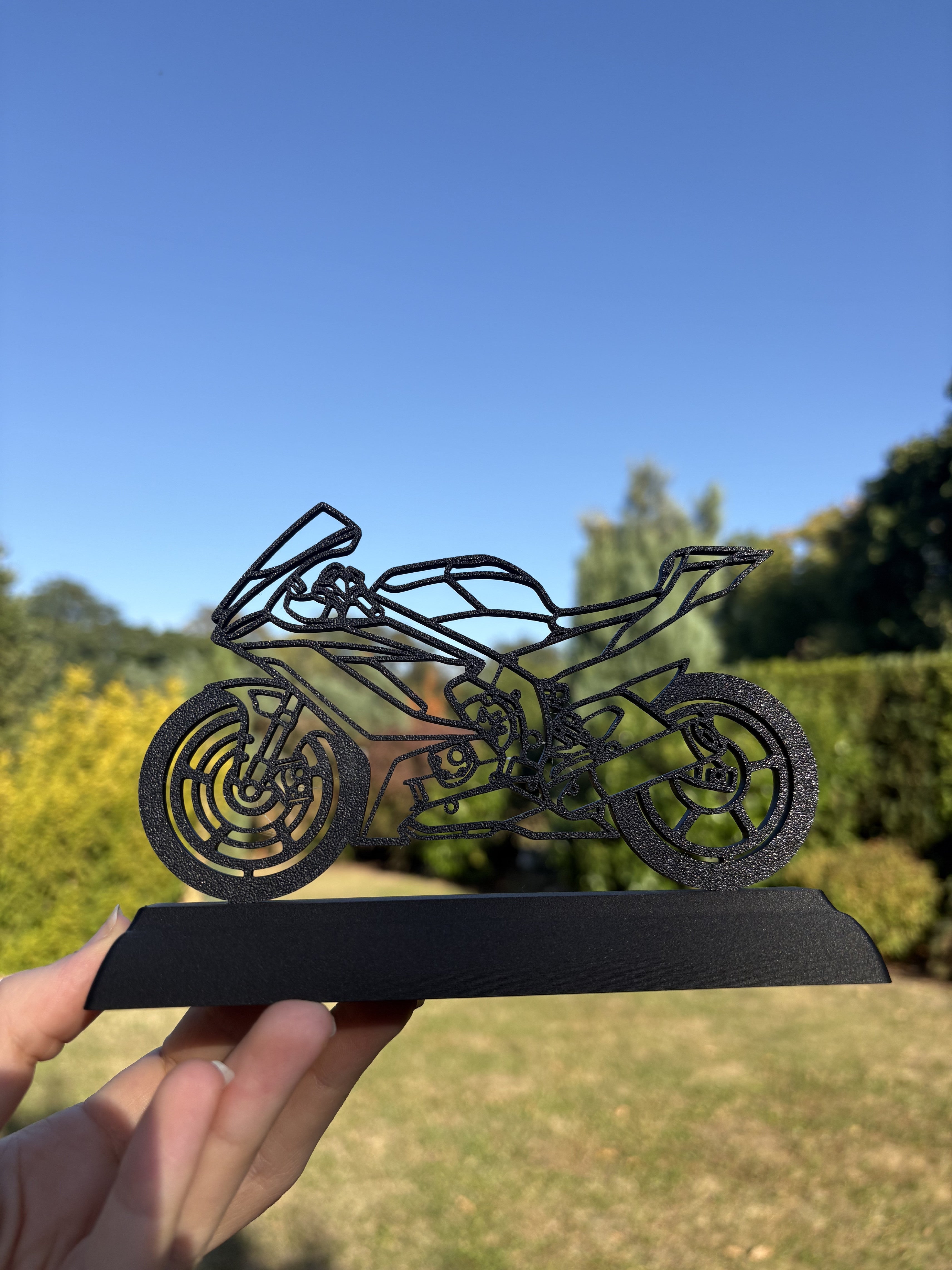 R6 model - silueta se stojánkem