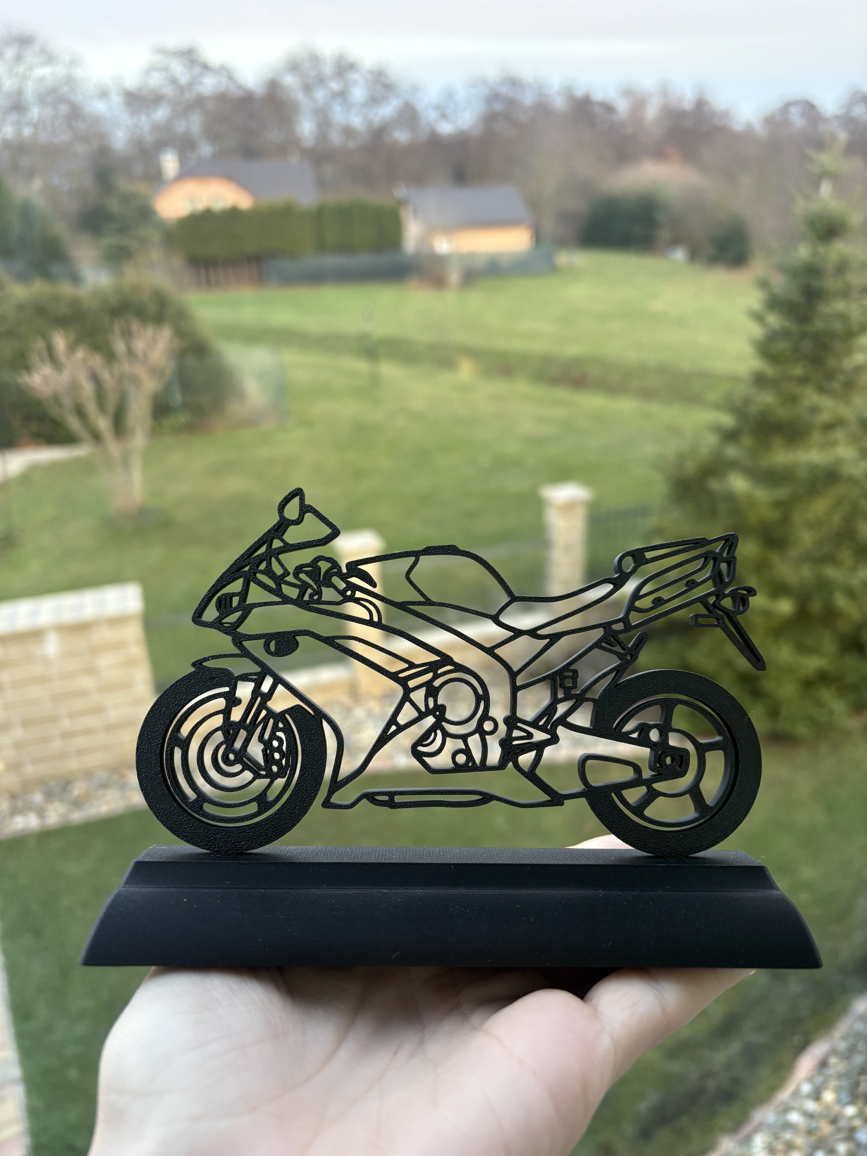 R1 (2007) model - silueta se stojánkem