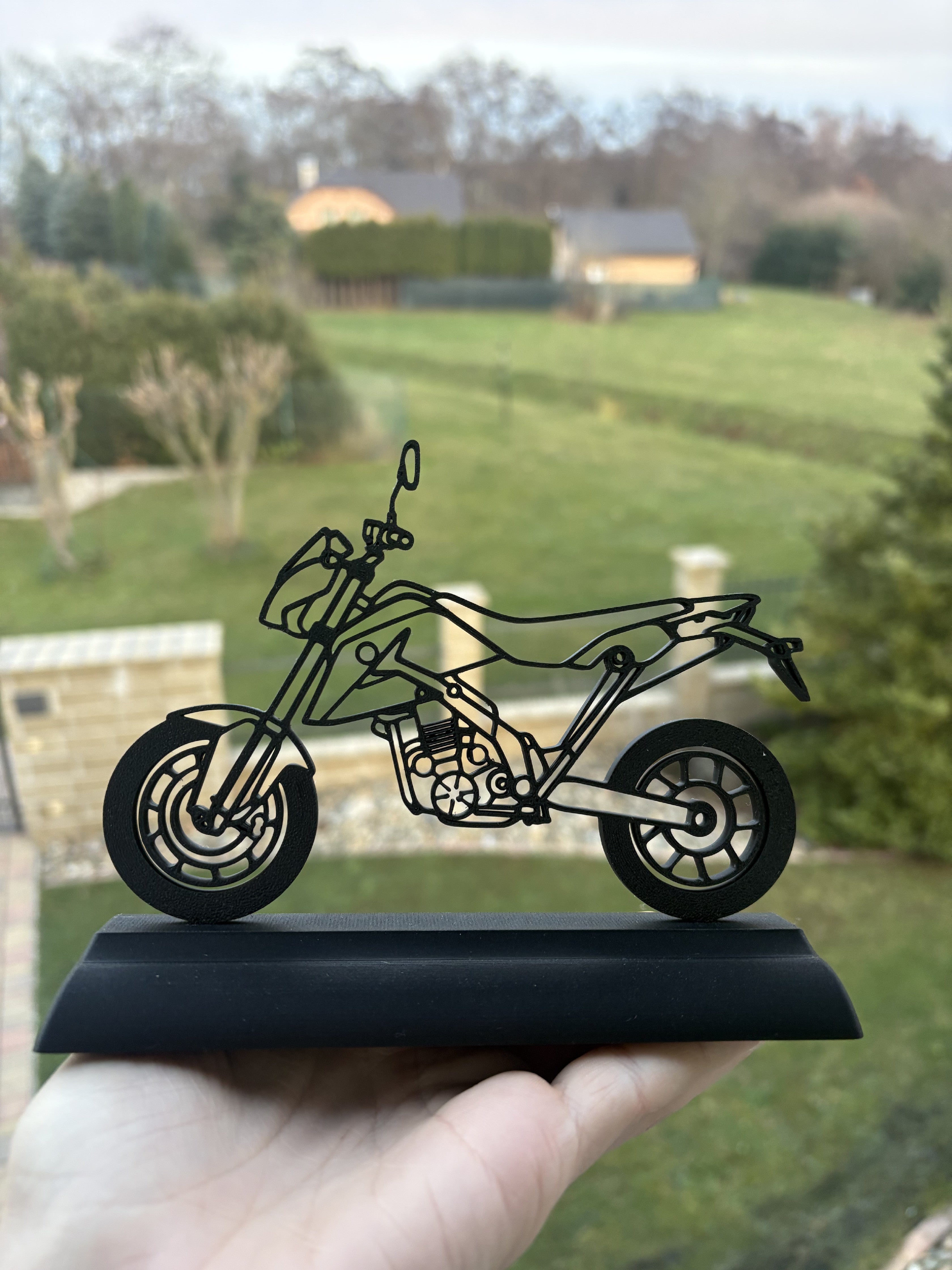 G 650 XMOTO model - silueta se stojánkem